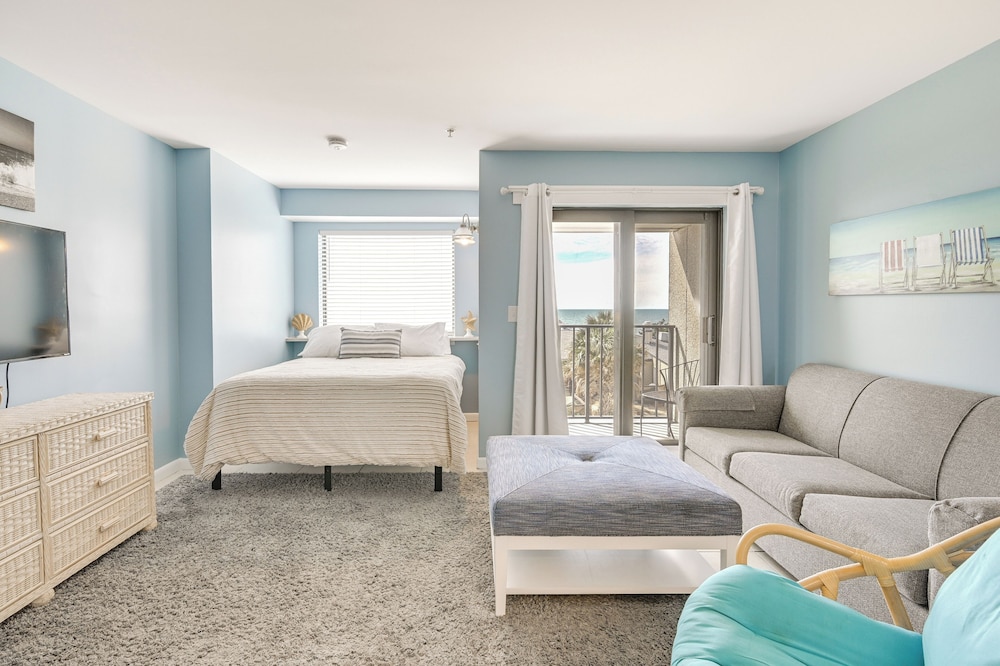 Oceanfront Resort Condo w/ Balcony in Myrtle Beach