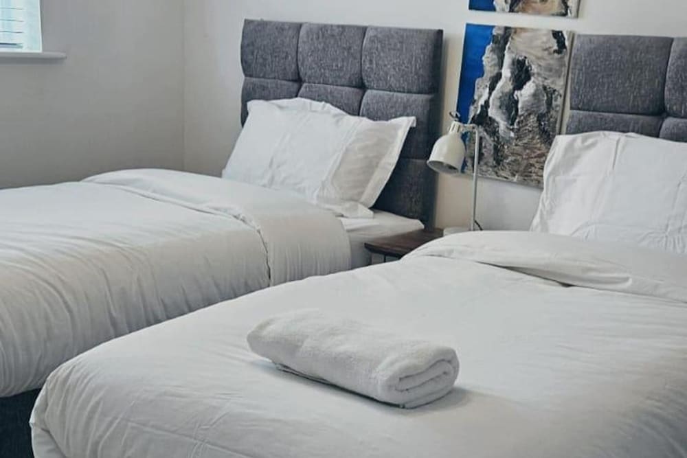 House - Sleeps 11 - Parking - Station Close