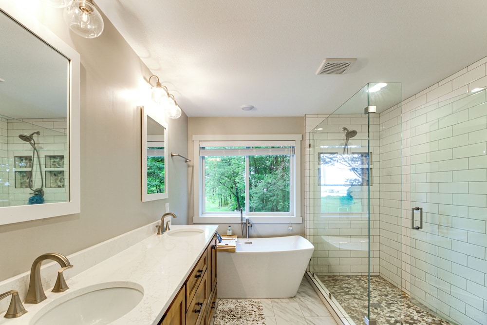 Hot Tub & Game Room: Lakefront Merrifield Retreat!