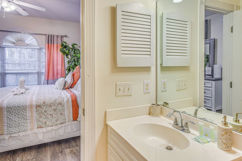 Swim, Putt & Play: Central Condo in Myrtle Beach!