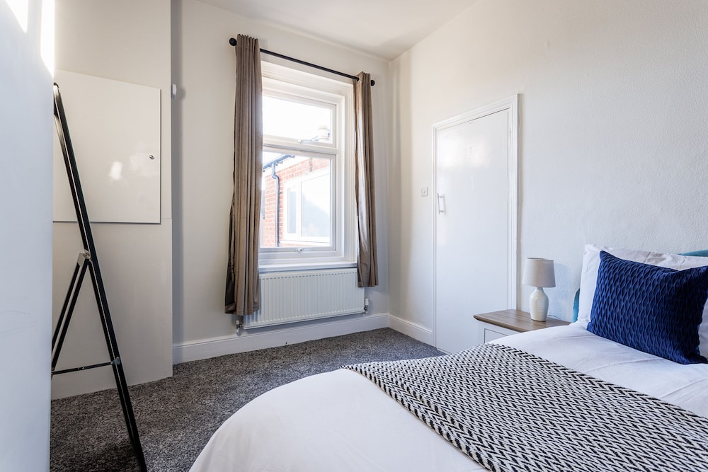 Darlington 4Bd Home: Modern Comfort & Free Parking