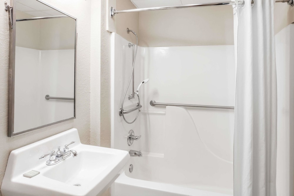 Super 8 by Wyndham Harrisburg