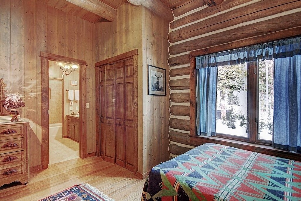 Bear Lodge 6 Bedroom Home by RedAwning