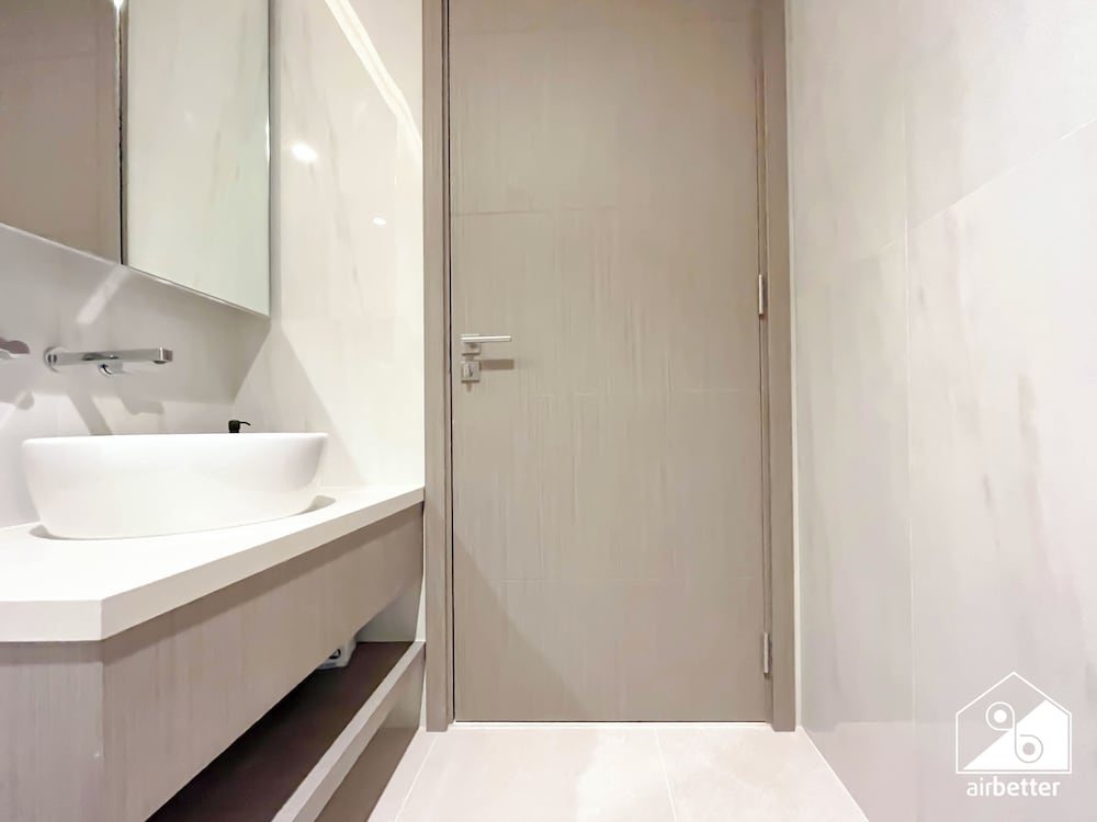 Luxurious 3BR Canal View Apartment Pool + Gym
