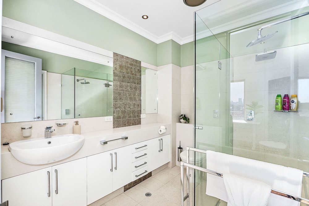 Designer Luxury 3brd - Epic Views - South Perth