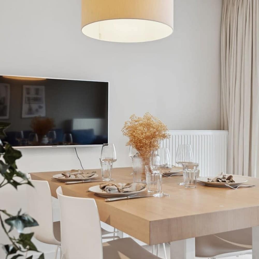 Centrally Located 2 Bedroom Apartment With Parking