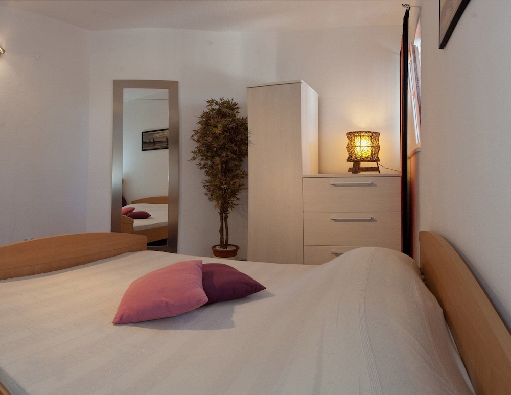 Wonderful Visinisce Apartments With Terrace and Sea Views