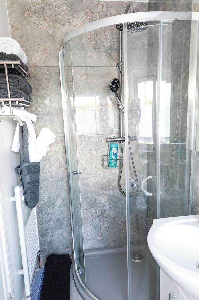 4 Guests - 2 Bedrooms - City Escape Retreat