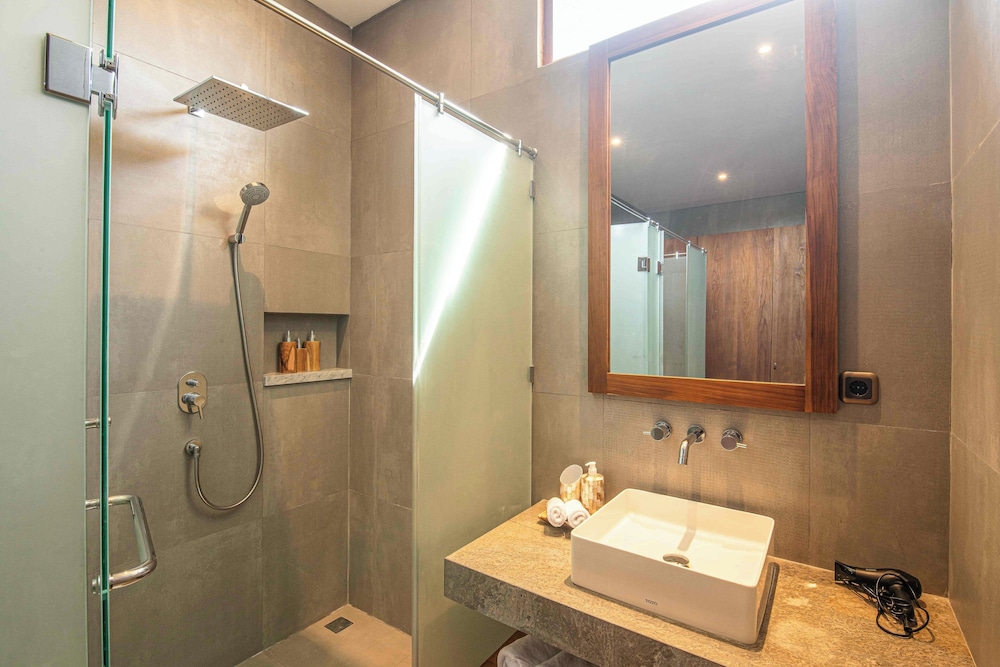 Luxury 5-bedroom Canggu Beach Villa With Scenic Ri