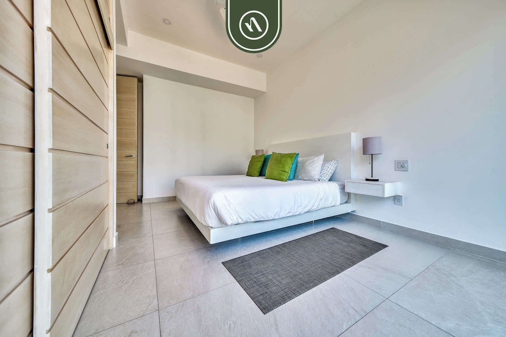 Oceanview Luxury Condo - Private Beach - Rooftpop