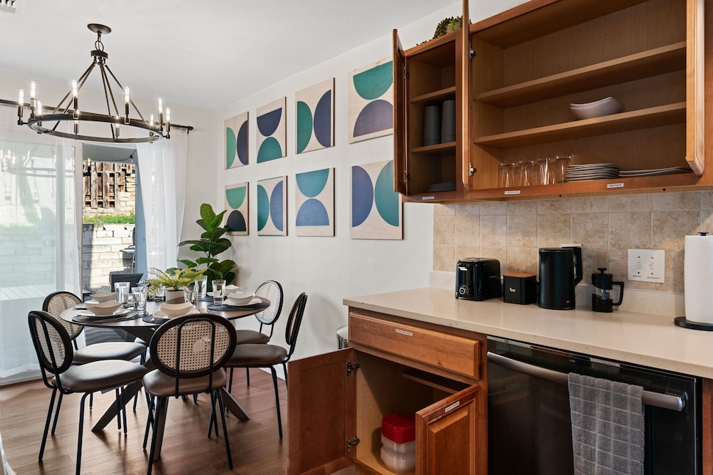 Hillside 3BR KingClose to DT Domain Q2