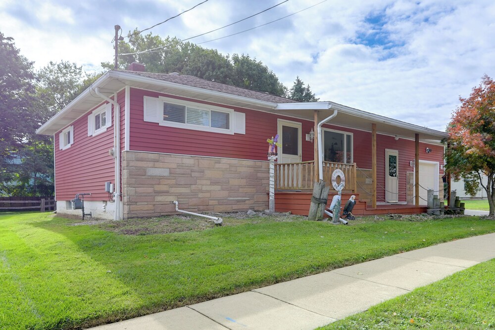 Steps to Lake Erie! Cedar Point Home Base w/ Deck