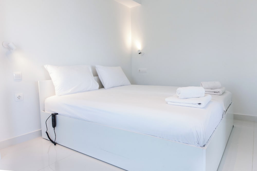Marousi 2 Bd Luxury Living w Shared Pool
