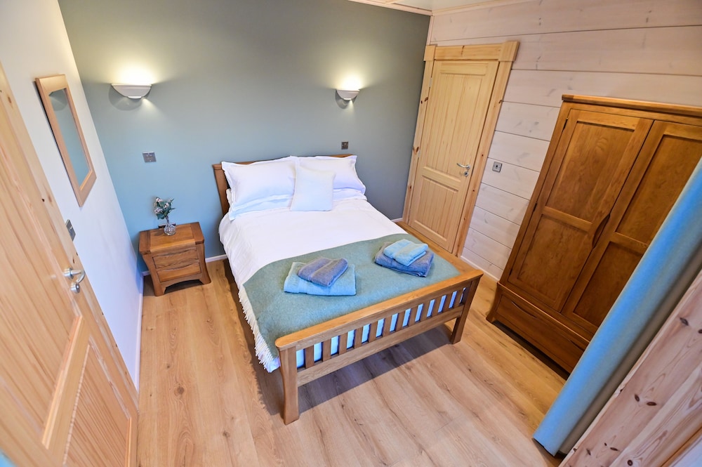 Cuddfan Lodge on a Gorgeous Private Lake view 3