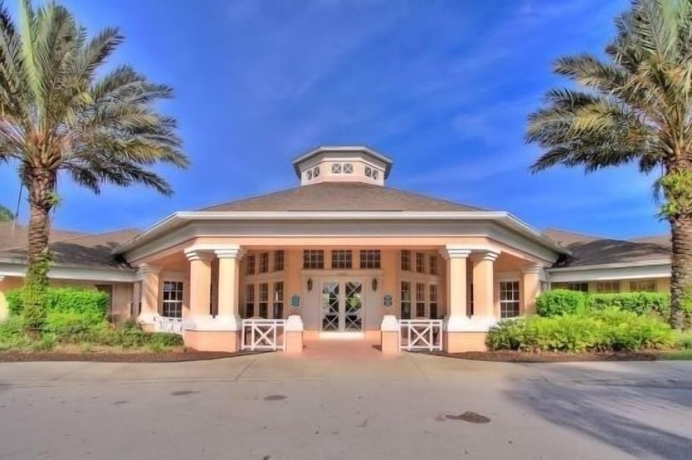 Spacious 4br Villa W/ Pool & Games Room, 3 Miles From Disney 4 Bedroom Villa