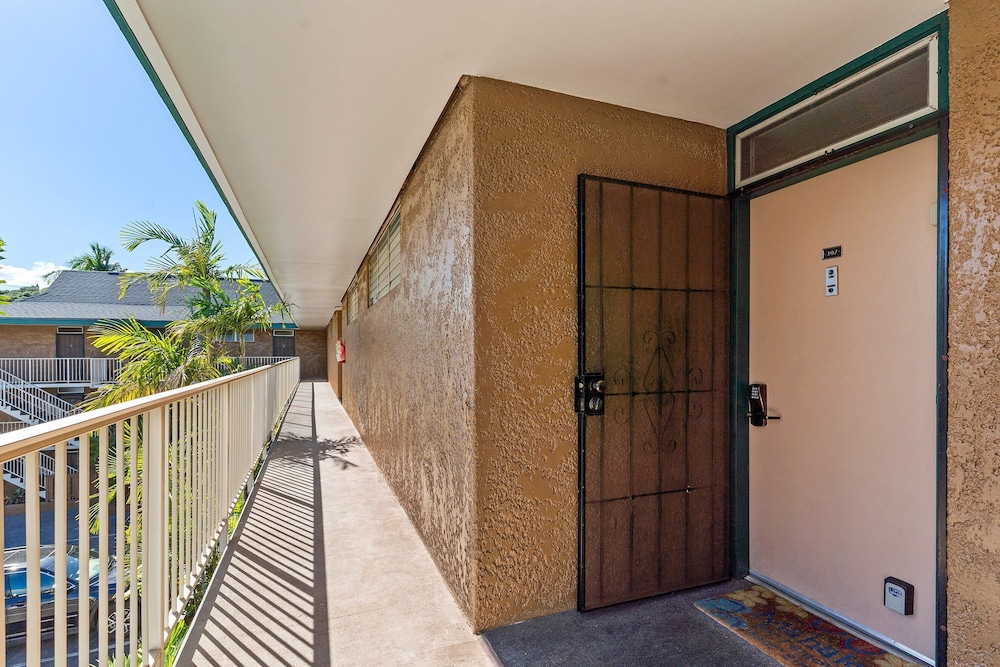 Kalama Terrace P-307 - 3rd-floor Walkup, 7 min Walk to Charley Young Beach, AC!