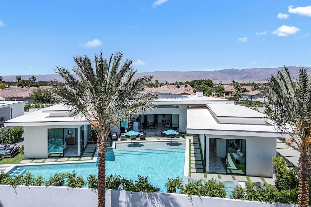Sleeps 20 Pool & Pickleball Villa Near Golf, Dining & Fun Bravo Villa #2 by Avantstay
