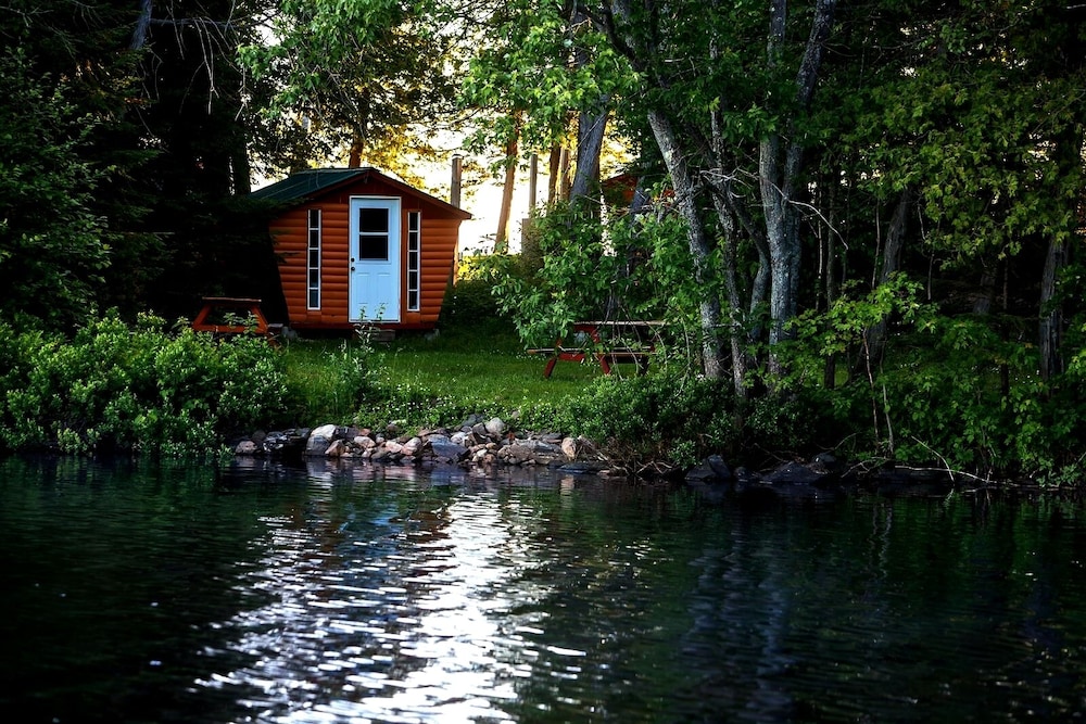 Lakepoint Cottage Resort