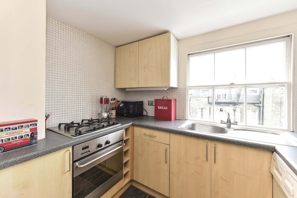 Smart 2 bedroom flat near Pimlico Tube