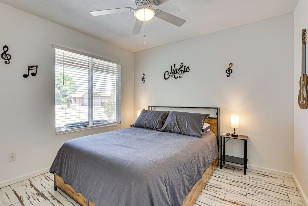 Welcoming Retreat w/ Pool & Patio in Peoria!