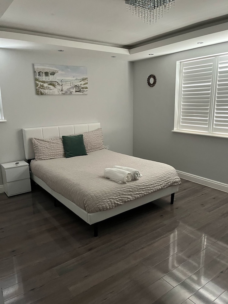 House - Sleeps 16, Parking, Pets Allowed & Jacuzzi