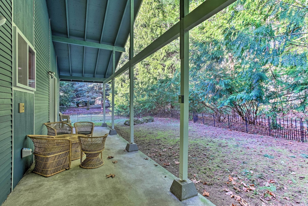 Cozy Washington Escape Near Hiking & Golfing!