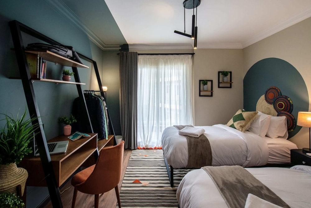 Xuru Stays I Waterfront Designer 2BR - 5 min to Airport