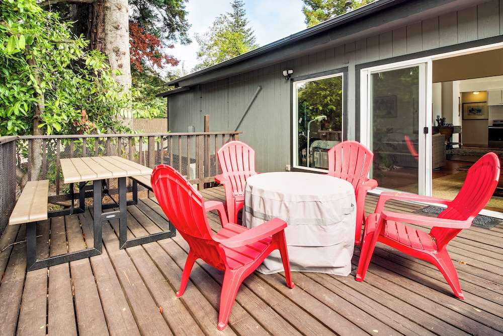 2 Mi to Downtown Coos Bay: Home w/ Deck, Fire Pits