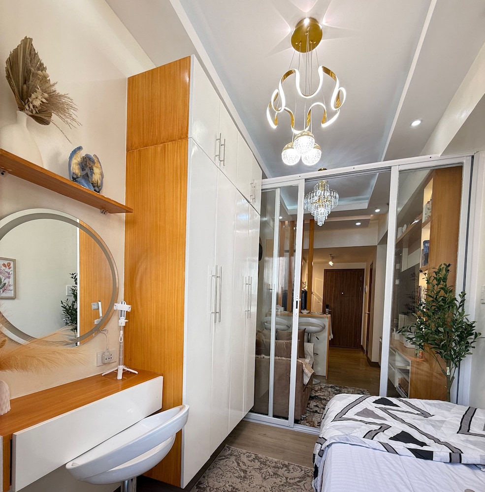 Cozy Retreat w/Balcony Near SM Mall/NAIA Airport