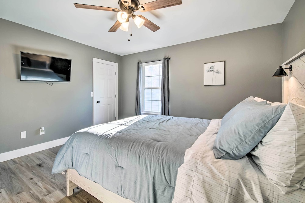 Pet-friendly Abode, Walk to Table Rock Lake! view 2