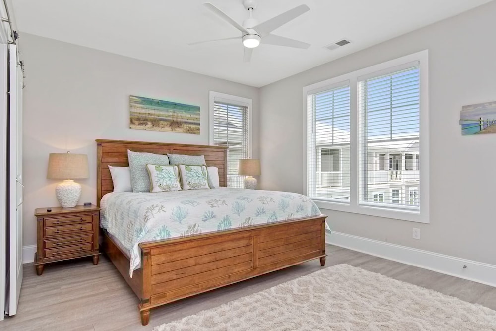 Luxury Beach Condo 5 Min Walk to Beach Shops