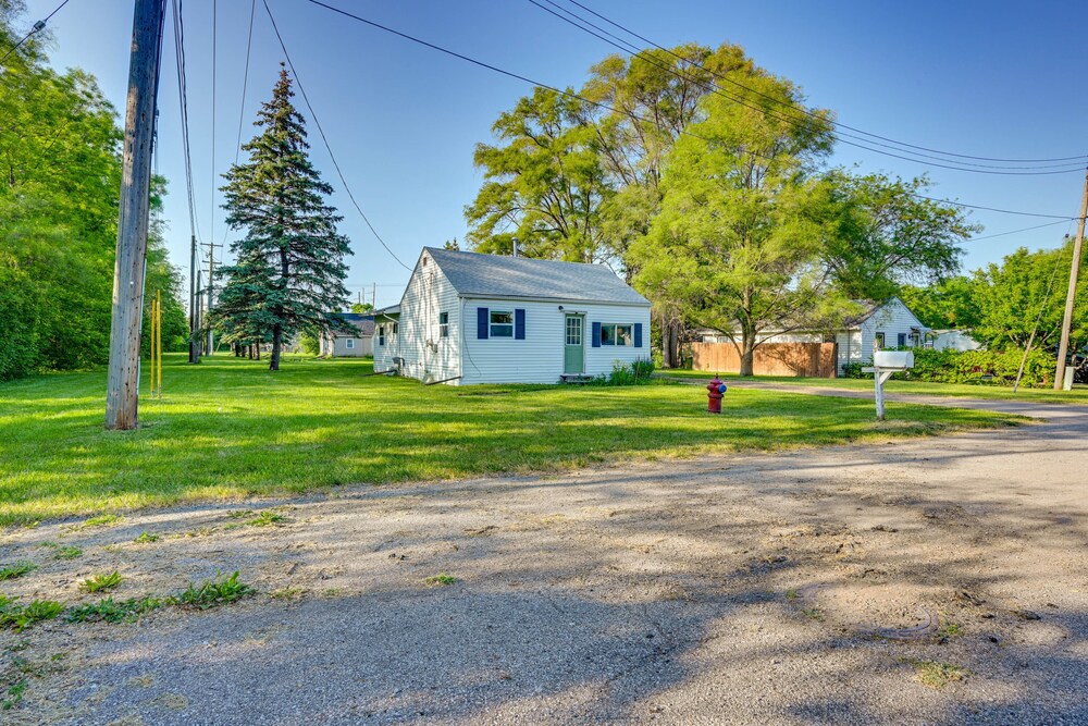 Cozy Home w/ Backyard ~ 3 Mi to Downtown Saginaw! view 5