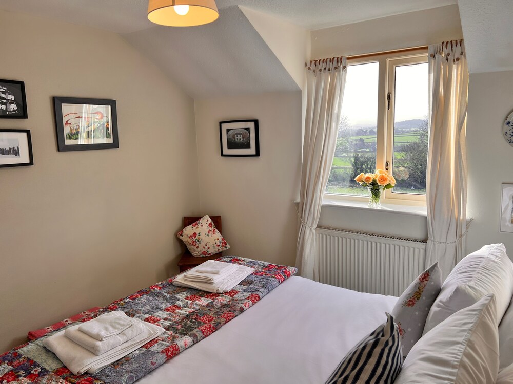Charming 3 Bedroom Family Cottage - Dogs Welcome view 3