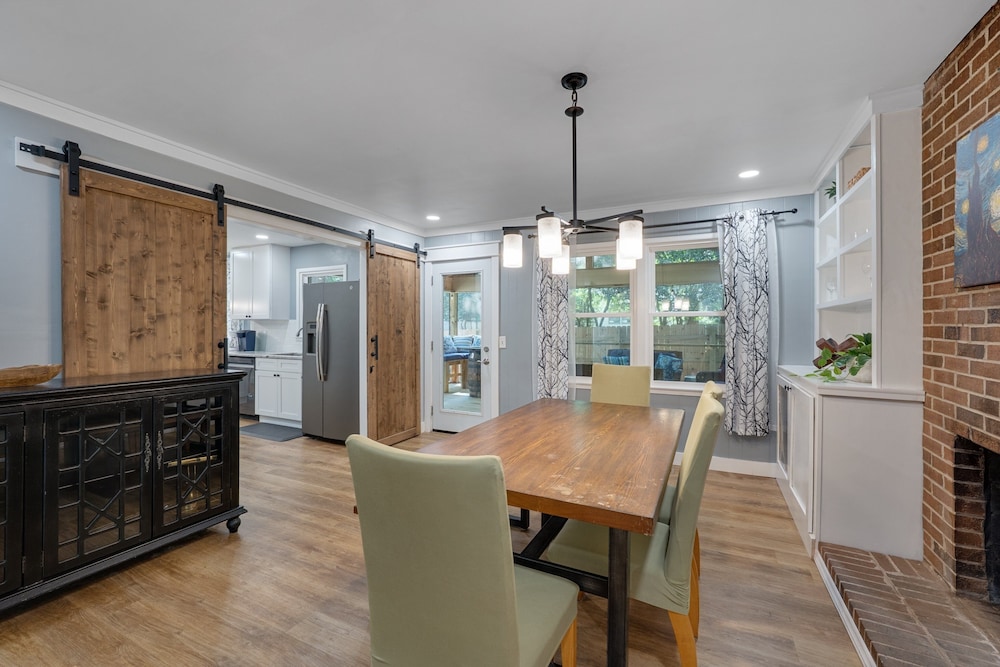 Relaxing Retreat Near North Hills & Downtown 3 Bedroom Home