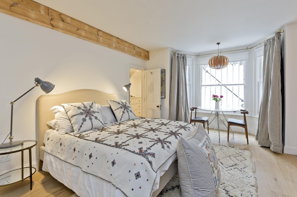 Gorgeous Stylish Interior Designed 5 Bed Home in Holland Park - Superb Location photo 4