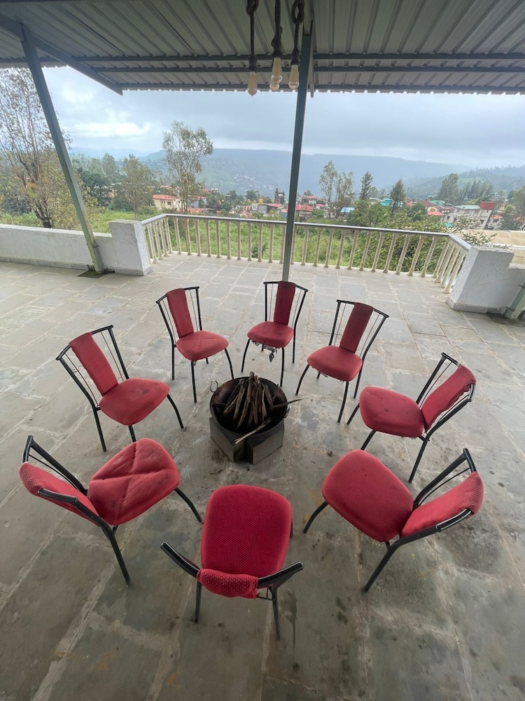 Sai Hill's Holiday's
