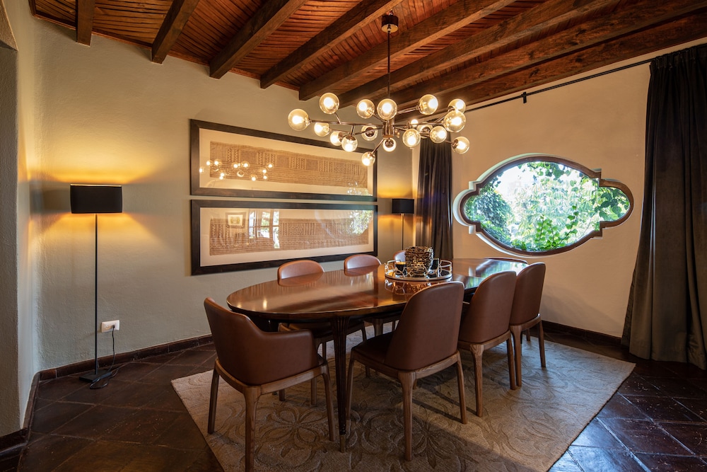 HOLT - Classic Chalet with Pool Overlooking Parroquia
