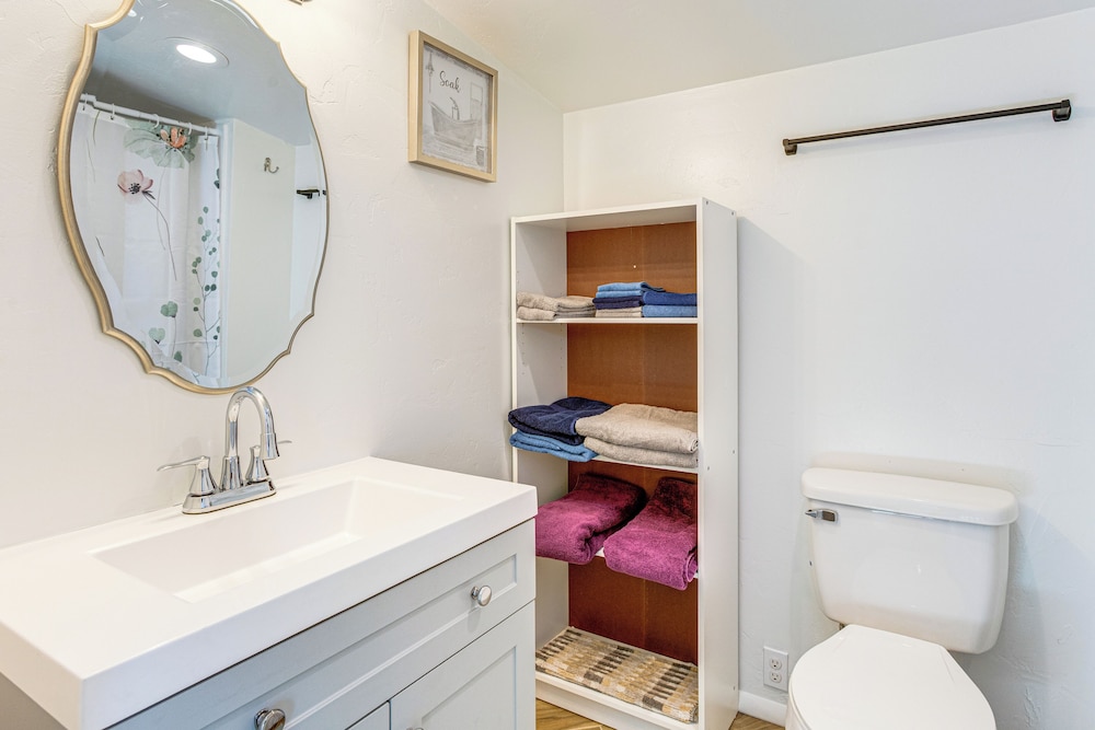 1 Mi to Tennyson St Shops & Eats: Laid-back Apt