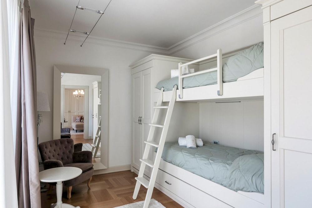 Luxury Lakefront Onassis 2 by Apt24 view 4