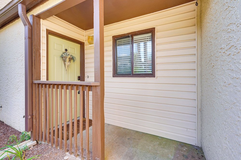 Breezy PCB Retreat w/ Balcony - Walk to Beach!