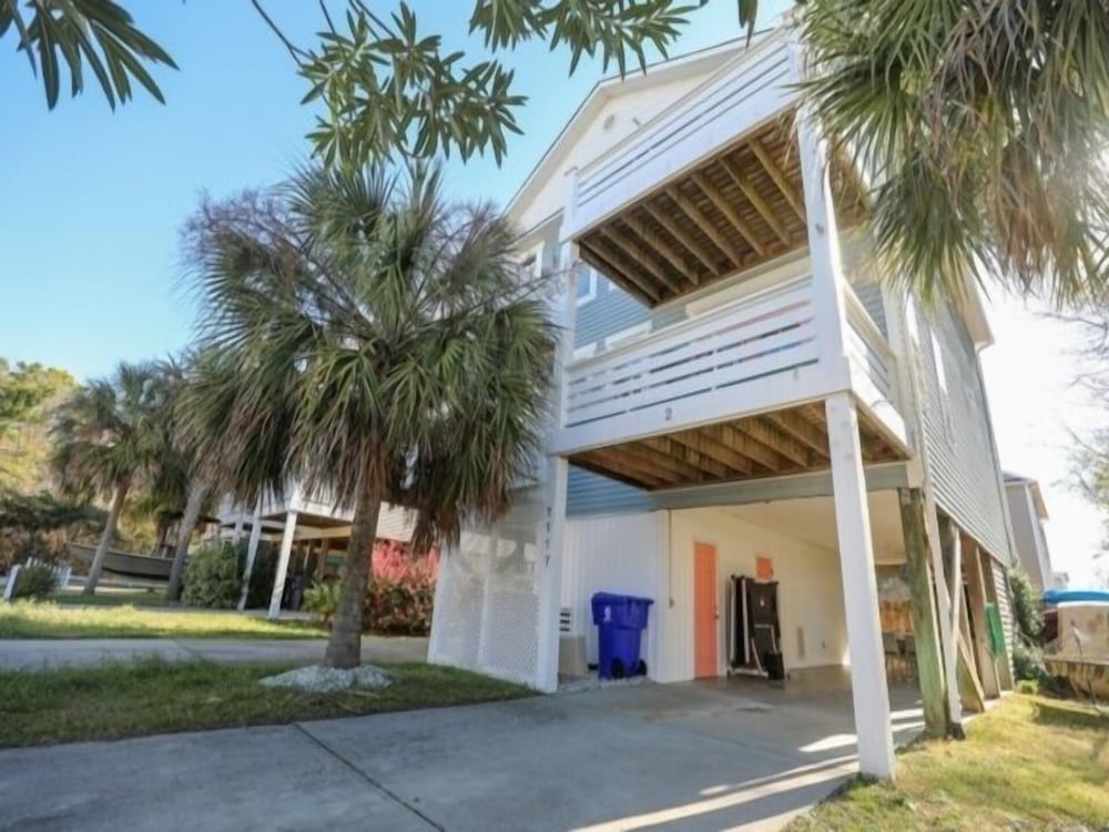 Sandy Bottoms - Relax, Unwind, And Enjoy All The Beach Has To Offer 3 Bedroom Home by Redawning view 5