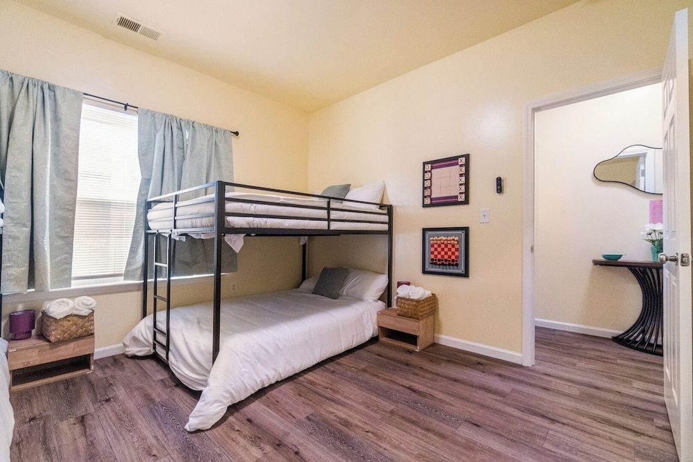 Family-friendly 3BR w/ Hot Tub & Games