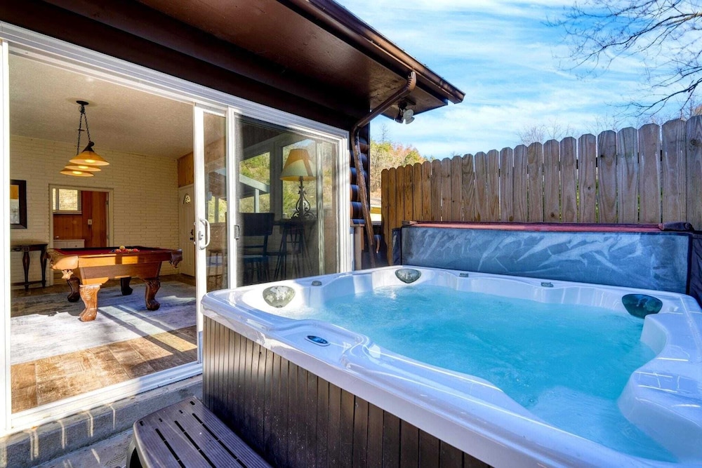 Creekside Haven by Avantstay Hot Tub, Fire Pit, Outdoor Dining Area Nestled Next to Creek