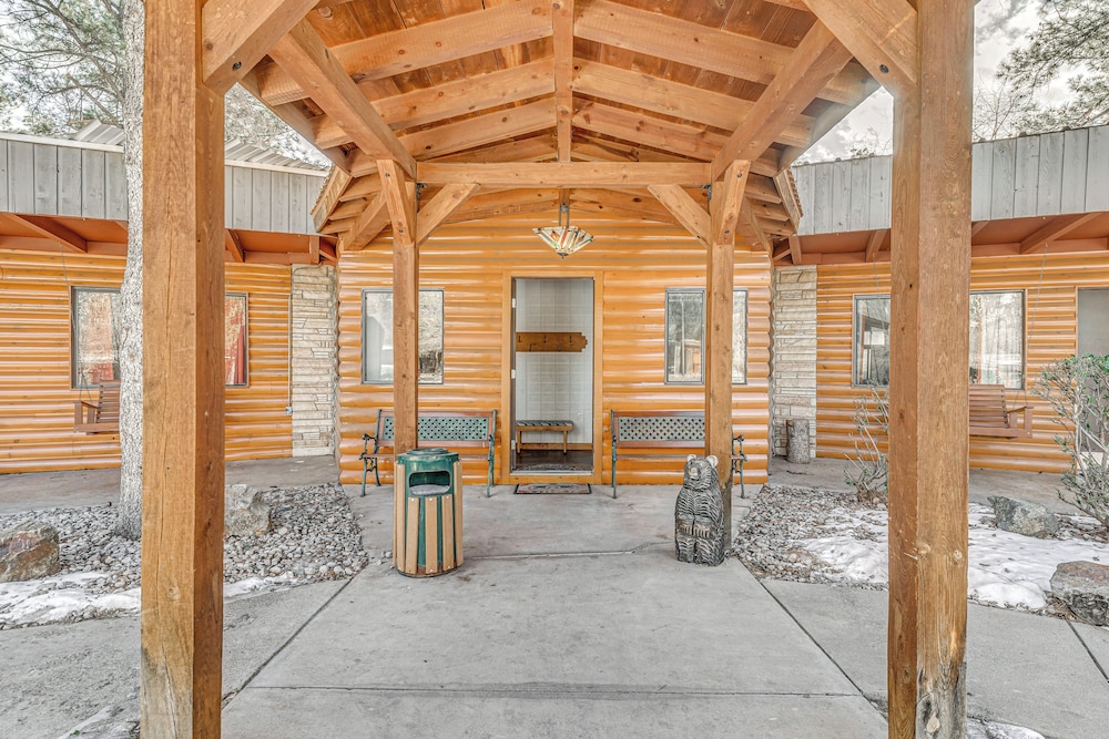 Walk to Midtown Ruidoso: Modern-rustic Cabin