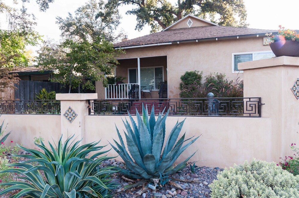 Large Groups Sequoia Park, CA Coast Wineries, Skiing. Enjoy Fire Pit, Hot Tub, Outdoor Kitchen