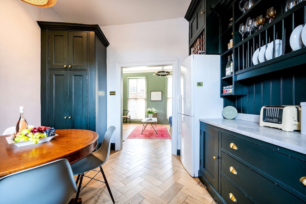 The Chelsea Flower 2 bed -by Out of Office Lifestyle