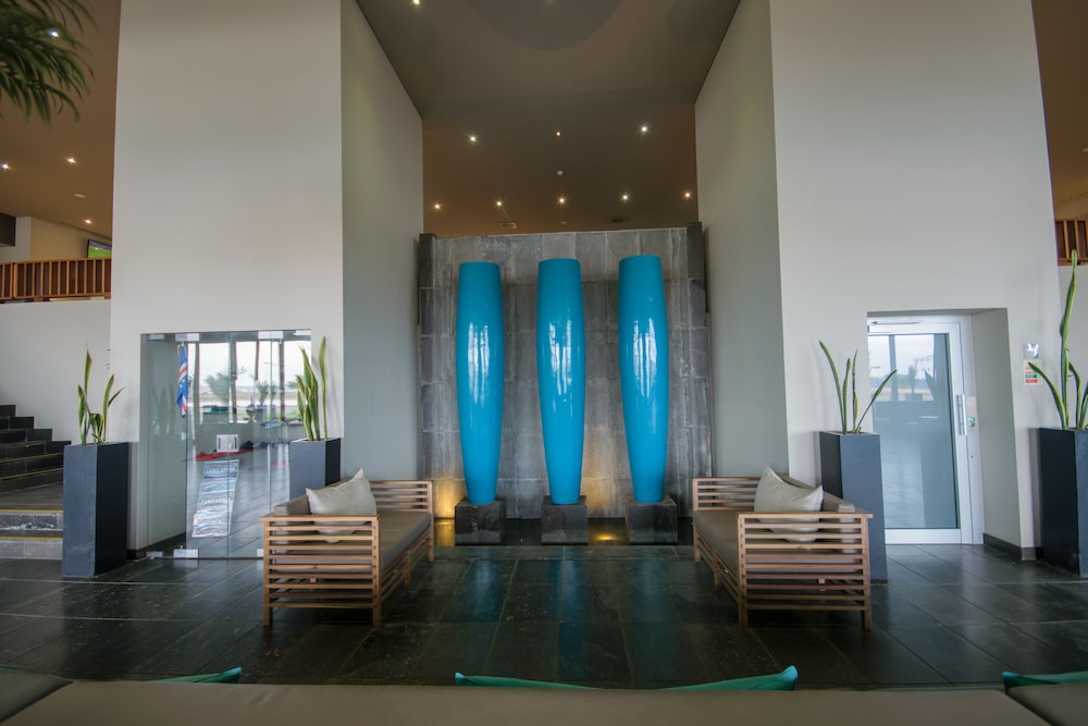 Hotel Oasis Salinas Sea