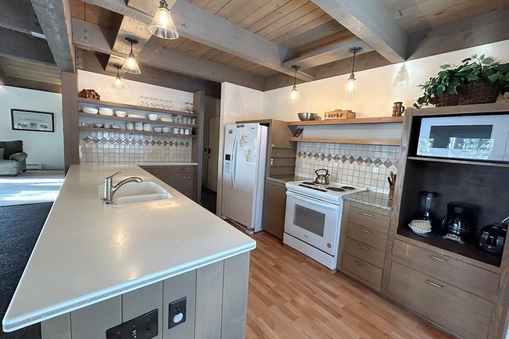 Tumbleweed Pines 3 Bedroom Home by RedAwning view 4