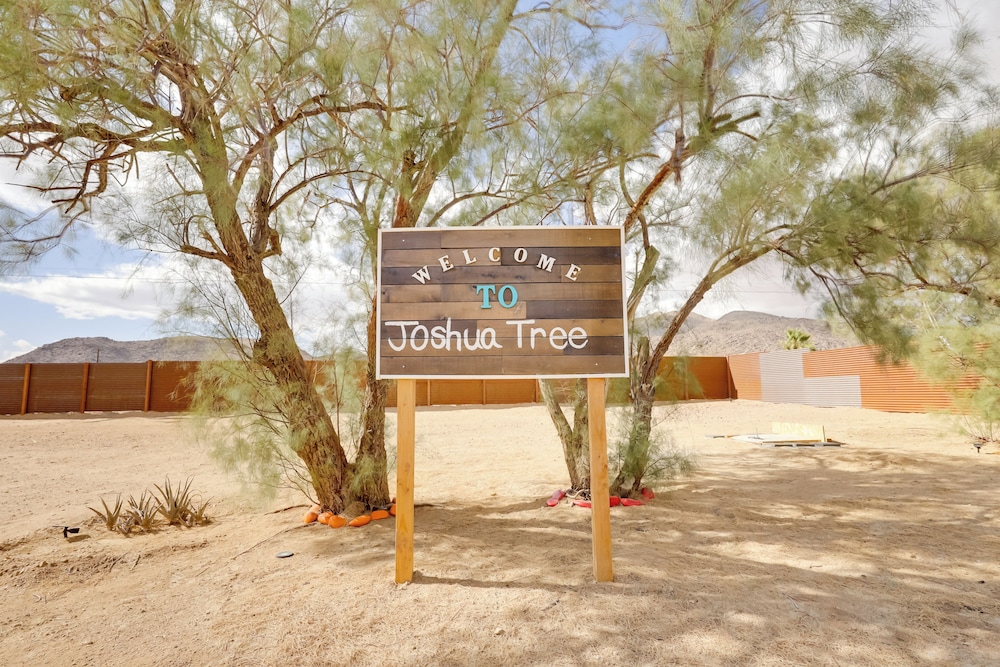 Mtn-view Home ~ 8 Mi to Joshua Tree Natl Park!