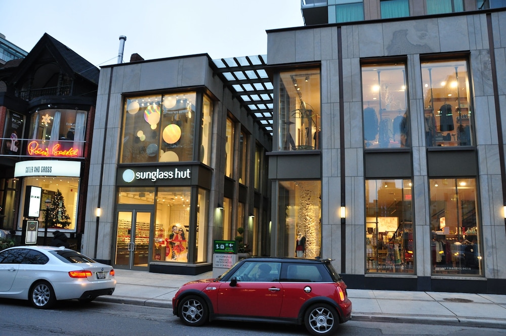 Amazing Royal Suites Yorkville - Image 4